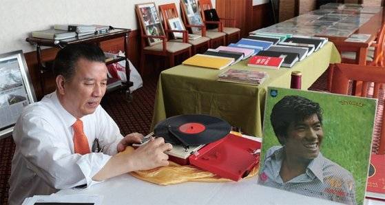 휴대용 야외 전축 턴테이블에 나훈아의 음반을 올려놓는 이재술 와인 소믈리에.