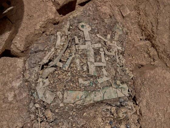 국립가야문화재연구소가 지금까지 한 번도 도굴되지 않았던 '창녕 교동과 송현동 고분군'(사적 제514호) 63호분에서 금동관 등 다량의 장신구가 피장자에 부착됐던 상태대로 발견됐다고 28일 밝혔다. 사진은 금동관과 관모 추정 직물. [사진 국립가야문화재연구소]