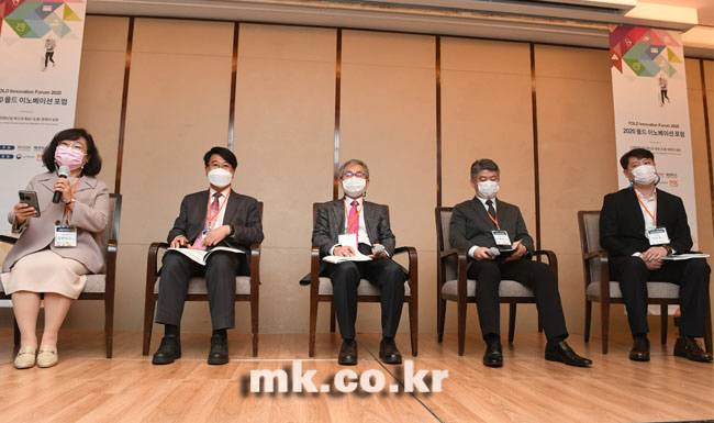 (왼쪽부터) 욜드 이노베이션 4차 포럼에 참석한 강미나 국토연구원 선임연구원(좌장), 유선종 고수, 이경락 교수, 이종민 센터장, 김태종 책임연구원 모습 [사진 = 유용석 기자]