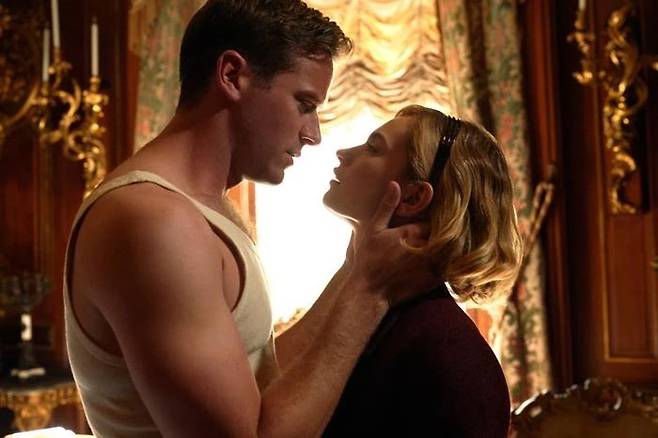 영화 '레베카'의 스틸컷 속 배우 아미 해머, 릴리 제임스/사진=넷플릭스