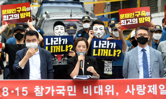 - 21일 오전 서울 성북구 사랑제일교회 앞에서 열린 문재인 정권 가짜 방역계엄령 규탄 기자회견에서 전광훈 목사의 변호인 강연재 변호사가 발언하고 있다. 연합뉴스