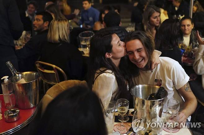 야간통행 금지 전 붐비는 프랑스 식당[AP=연합뉴스]