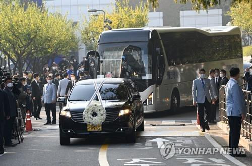 고 이건희 회장 발인      (서울=연합뉴스) 28일 오전 고 이건희 삼성전자 회장의 운구차가 삼성서울병원 장례식장을 빠져나오고 있다. 2020.10.28 [사진공동취재단]      photo@yna.co.kr  (끝)