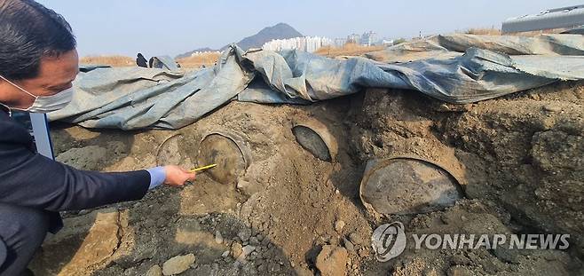 춘천 옛 미군기지 터에 매립된 유류통 [연합뉴스 자료사진]