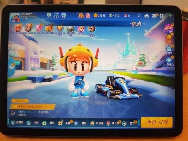 넥슨이 개발한 ‘카트라이더 러쉬플러스’를 아이패드 에어4로 작동시킨 화면. 이경탁 기자
