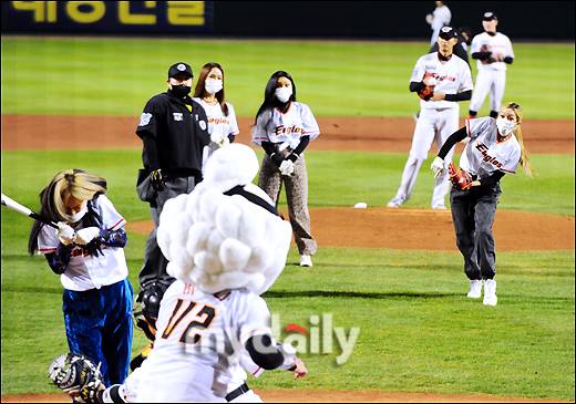 ▲ 환불원정대 실비 '시구 구경하다 깜놀'