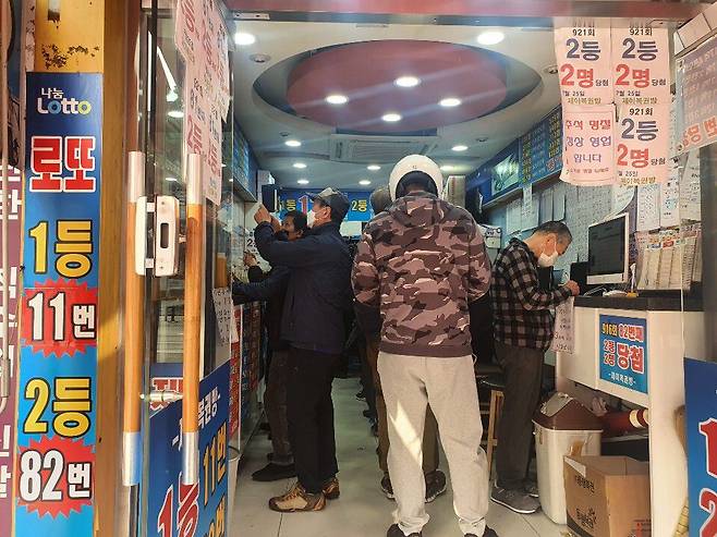 로또 1등 11차례 복권방, 새벽 6시부터 찍는 마지막 희망 - 로또 갤러리