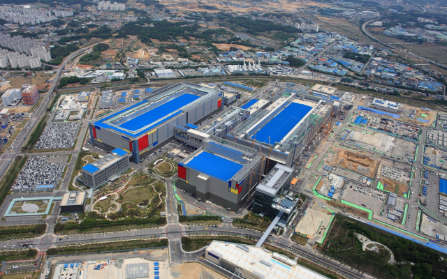 삼성전자의 반도체 생산설비 1라인 외경(위)과 2라인이 준공된 평택캠퍼스 조감도 /삼성전자 제공