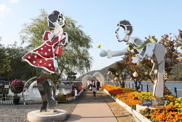 옥연지 송해공원엔 야생화 조형물을 비롯해 다양한 포토존이 마련되어 있다. ⓒ박준규