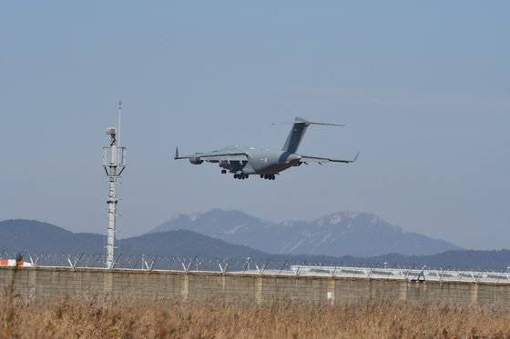 아랍에미리트(UAE) 공군 소속 수송기인 C-17 글로브마스터Ⅲ가 29일 오전 인천공항에 착륙하고 있다. [디펜스타임스]