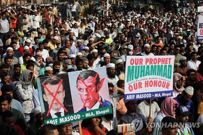 프랑스 제품 불매운동 촉구 인도 이슬람교도들 (보팔 AFP=연합뉴스) 29일(현지시간) 인도 중부 도시 보팔에서 이슬람교도들이 이슬람 선지자 무함마드에 대한 풍자 만평을 표현의 자유로 옹호한 에마뉘엘 마크롱 프랑스 대통령을 규탄하며 프랑스 제품 불매운동을 촉구하는 시위를 벌이고 있다. sungok@yna.co.kr