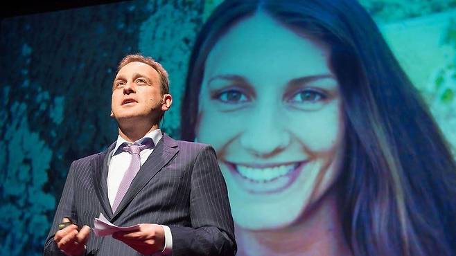 비커스는 2016년 "레크레티아의 선택: 사랑, 죽음, 그리고 법 이야기"라는 책을 낸 바 있다