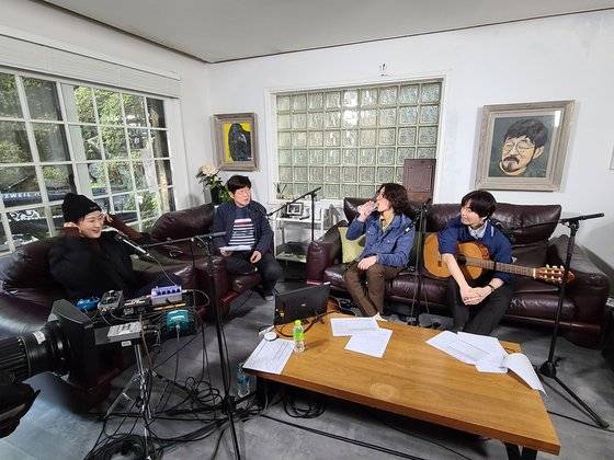 30일 공개된 SBS 파워FM ‘아름다운이 아침 김창완입니다’ 20주년특집 언택트 미니 콘서트. ‘재택근무’ 콘셉트에 맞춰 김창완 자택에서 선우정아, 잔나비 등이 함께 모여 노래를 불렀다. [사진 SBS]