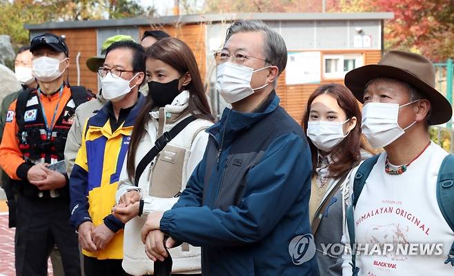 52년 만에 개방 앞둔 북악산 북측 산행 나선 문 대통령 (서울=연합뉴스) 김주성 기자 = 문재인 대통령이 31일 52년 만에 개방을 앞둔 청와대 뒷편 북악산 북측 탐방로를 산행하기 전 정재숙 문화재청장으로부터 개방 후 관리계획 등에 대한 보고를 듣고 있다.             1968년 김신조 사건(1·21 사태) 후 일반인의 출입이 제한돼온 북악산 북측 탐방로는 둘레길로 조성돼 다음 날인 1일부터 일반에 개방된다.       이날 산행은 부암동 주민과 산악인 엄홍길 대장, 정재숙 문화재청장, 김영종 종로구청장, 김도균 수도방위사령관 등과 함께 했다. utzza@yna.co.kr