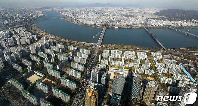 28일 서울 송파구 롯데월드타워 전망대에서 바라본 아파트 단지 일대. © News1 안은나 기자