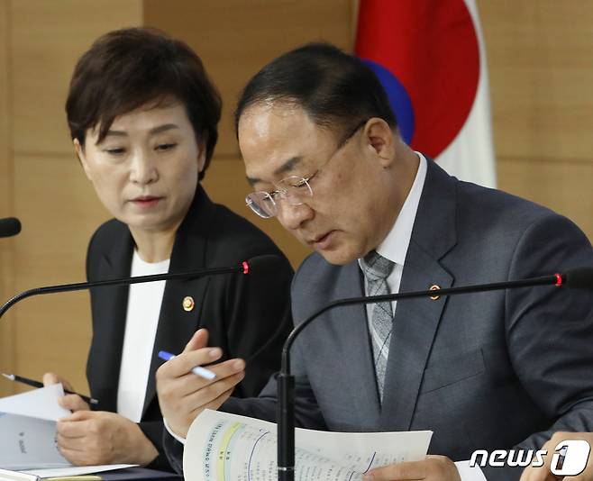 홍남기 경제부총리 겸 기획재정부장관과 김현미 국토교통부 장관. © News1 송원영 기자