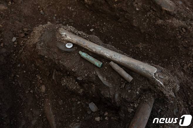 30일 대전 골령골 한국전쟁기 민간인 학살지 발굴현장에서 유골과 함께 단추, 탄피 등이 발견됐다.(한국전쟁기 민간인학살 유해발굴 공동조사단 제공) © 뉴스1