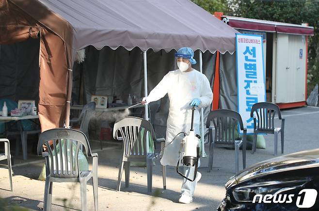 지난달14일 오후 부산 북구보건소 선별진료소에서 신종코로나 바이러스 감염증(코로나19)검사를 마친 후 틈틈이 방역을 하고 있다. 2020.10.14 /뉴스1 © News1 여주연 기자