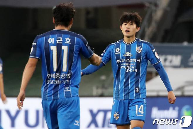 1일 오후 울산 문수축구경기장에서 열린 '프로축구 하나원큐 K리그1 2020' 최종전 울산현대와 광주FC의 경기에서 울산이 광주에게 3대 0으로 승리했다. 하지만 이날 전북이 대구를 상대로 2대 0으로 승리해 울산은 준우승에 머물렀다. 경기를 마친 울산 이동경이 우승이 좌절되자 아쉬워하고 있다. 2020.11.1/뉴스1 © News1 윤일지 기자