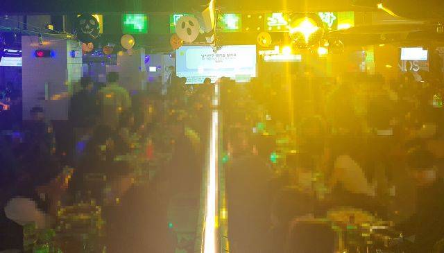 30일 부산 서면 한 감성포차에 손님들이 북적이고 있다. 연합뉴스