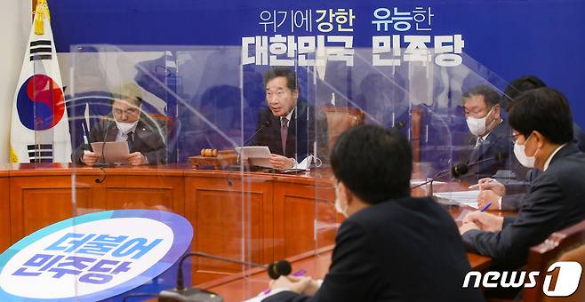 이낙연 더불어민주당 대표가 2일 오전 서울 여의도 국회에서 열린 최고위원회의에서 모두발언을 하고 있다. 2020.11.2/뉴스1 © News1 성동훈 기자