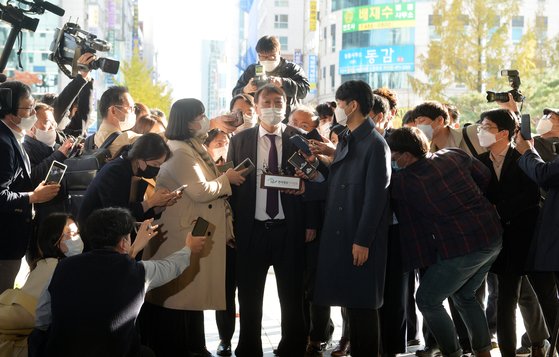 윤석열 검찰총장이 지난달 29일 오후 대전고지검을 방문, 일선 검사들과의 간담회에 앞서 취재기자들의 질문에 답하고 있다. [사진 프리랜서 김성태]