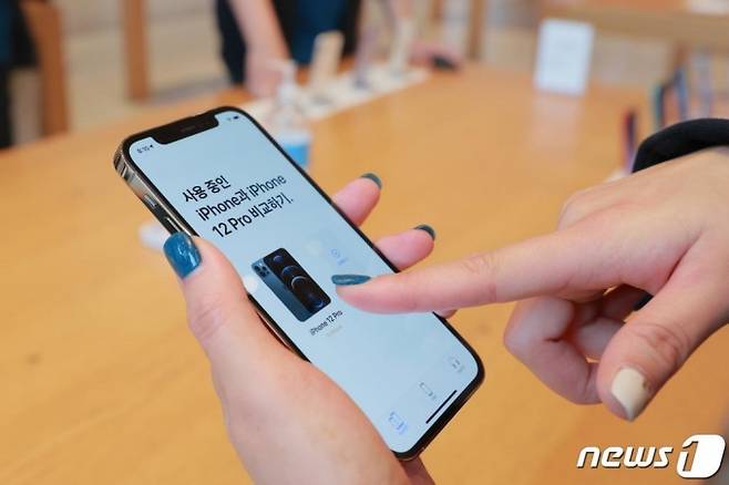 (서울=뉴스1) 김진환 기자 = 애플의 첫 5G 스마트폰 아이폰12 시리즈가 한국에 공식 출시한 30일 오전 서울 강남구 '애플스토어 가로수길'에서 고객들이 제품을 살펴보고 있다. 2020.10.30/뉴스1
