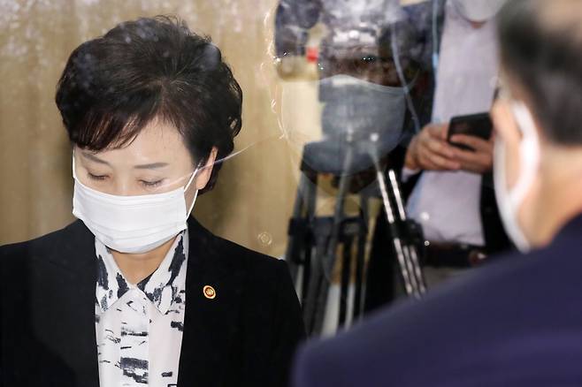 김현미 국토교통부 장관이 28일 오전 서울 종로구 정부서울청사에서 열린 '제9차 부동산시장 점검 관계장관회의'에 참석해 홍남기 경제부총리의 모두발언을 듣고 있다. /사진제공=뉴스1