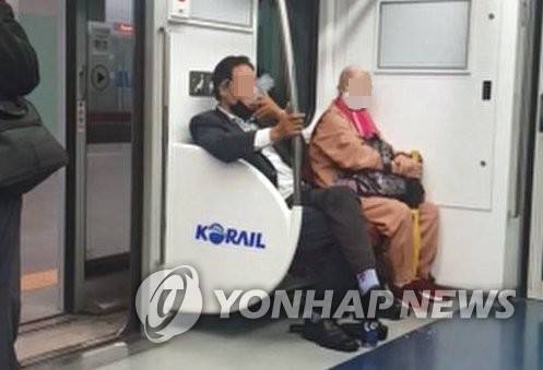 지하철 전동차서 담배 피우며 행패 부리는 중년남성 (인천=연합뉴스) 서울에서 인천으로 향하던 경인국철 1호선 급행 전동차 안에서 한 중년남성이 마스크를 턱에 걸친 채 술을 마시고 담배를 피우는 등 행패를 부리다가 도주해 철도경찰대가 수사에 나섰다.      사진은 지난 1일 중년남성 A씨가 전동차 내 노약자석에서 담배를 피우는 모습. 2020.11.2 [독자 제공. 재판매 및 DB 금지] son@yna.co.kr