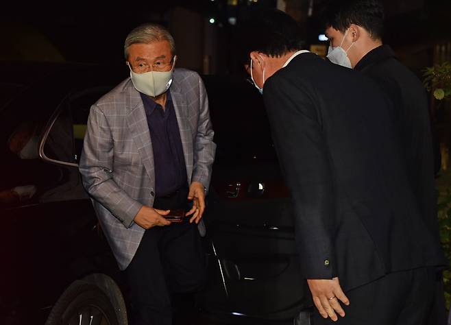 국민의힘 김종인 비상대책위원장이 2일 오후 서울지역 중진 정치인들과 만찬 회동을 위해 종로구 한 음식점으로  들어가고있다.  /국회사진기자단