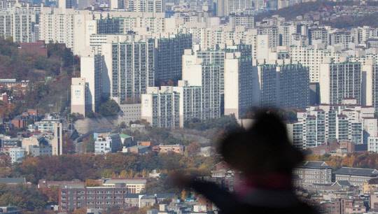 정부의 공시가격 현실화율 로드맵 발표로 대다수의 계층에서 보유세 부담이 크게 증가할 전망이다. 사진은 서울 시내 아파트와 건물들의 모습. <연합뉴스>