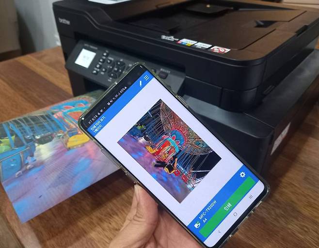 유선 및 무선 네트워크 기능을 지원하며 모바일 기기를 이용한 접속도 가능