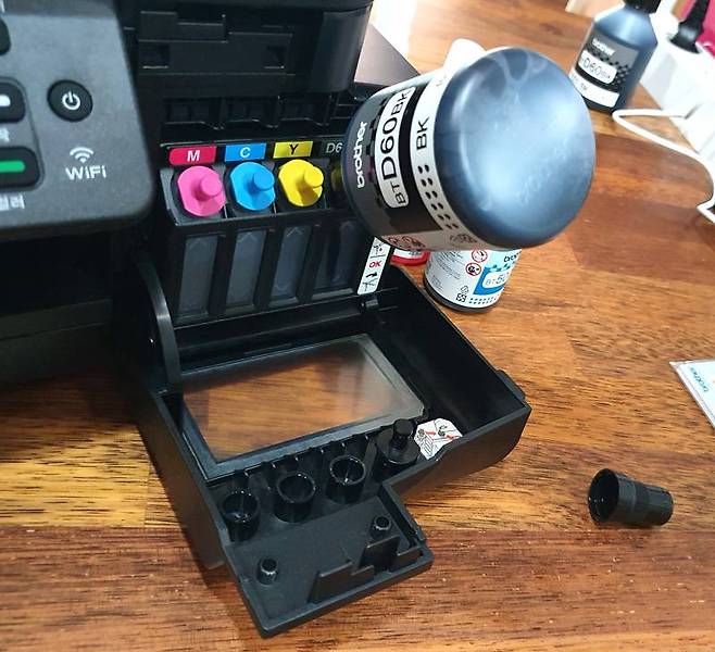 주입구에 잉크병을 꽂고 놔두면 알아서 적정량이 주입된다