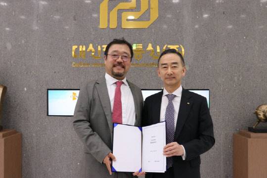 문성준 엔시큐어 대표(왼쪽)과 이재원 대신정보통신 대표가 엔젠오네스 v1.5의 총판 계약을 체결했다. 엔시큐어 제공