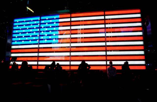 미국 뉴욕 시민들이 4일 뉴욕 타임스퀘어에서 대선 결과를 지켜보고 있다. 뉴욕=AFP 연합뉴스