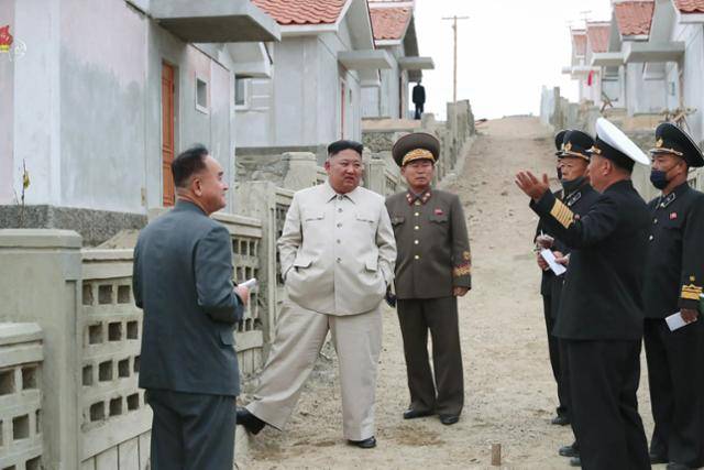 조선중앙TV는 15일 김정은 북한 국무위원장이 함경남도 신포시와 홍원군을 비롯한 동해지구 자연재해 복구 건설장들을 돌아보며 건설사업을 지도했다고 보도했다. 조선중앙TV 캡처·뉴시스