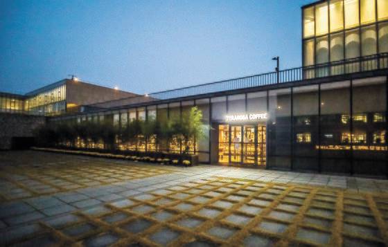 국립현대미술관 서울관. 주변 문화재를 배려해 낮게 설계된 건물 한가운데 카페 간판이 보인다. 중심을 비우기 위해 미술관 표지와 출입구도 오른쪽에 둔 상황에서 미술관 부속시설인 카페가 건물의 중심이 된 풍경이다. 권혁재 사진전문기자