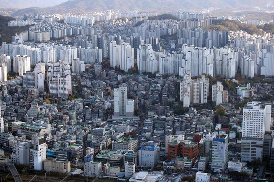 정부는 재산세를 포함해 60개 분야의 세금 및 부담금의 산정 근거로 쓰이는 공시가격의 현실화율을 90%까지 끌어올리겠다고 3일 밝혔다.［연합뉴스］