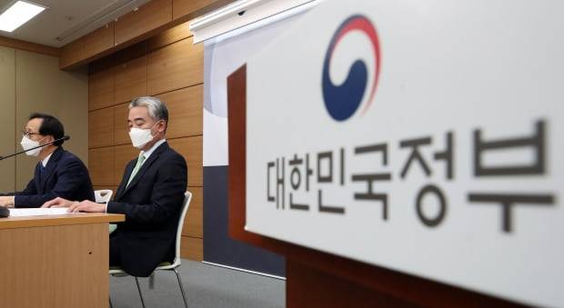김흥진 국토교통부 주택토지실장(왼쪽부터)과 박재민 행정안전부 지방재정경제실장이 3일 오후 정부세종청사 국토교통부에서 부동산 공시지가 현실화 방안 등 합동브리핑을 하고 있다 /사진=연합뉴스