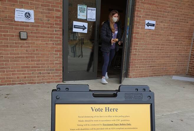 미국 뉴저지주 테너플라이 공립도서관에 설치된 투표소에서 한 주민이 투표를 마치고 나오고 있다./ 사진=이상배 뉴욕특파원