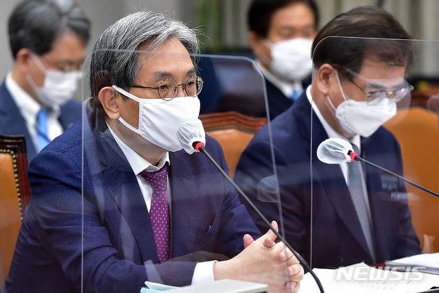 [서울=뉴시스] 전진환 기자 = 노영민 대통령 비서실장이 4일 오전 서울 여의도 국회에서 열린 국회운영위원회의 청와대 대통령비서실·국가안보실·대통령경호처에 대한 국정감사에서 의원 질의에 답변을 하고 있다.   (공동취재사진) 2020.11.04.photo@newsis.com