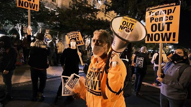 워싱턴 DC 백악관 라파예트 광장 앞에 조 바이든 민주당 대선 후보 측 지지자들이 모였습니다.