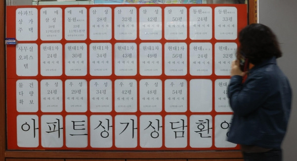 계약갱신청구권제와 전월세상한제를 골자로 한 새 임대차법이 시행되면서 전세 매물이 귀해지고, 가을 이사철까지 맞물리면서 전셋값 상승이 계속되고 있다. 사진은 지난달 14일 오후 서울 마포구의 한 부동산중개업소 매물정보란. /연합뉴스