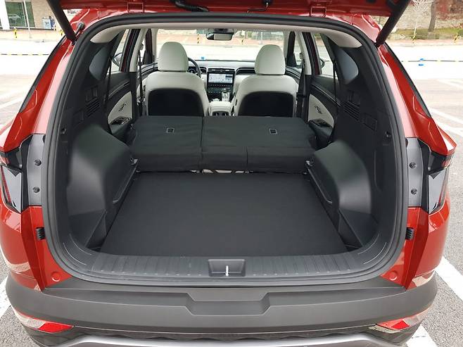 디 올 뉴 투싼의 트렁크 공간. 트렁크 공간 높낮이를 낮췄기에 2열과 높이 차이가 있음.