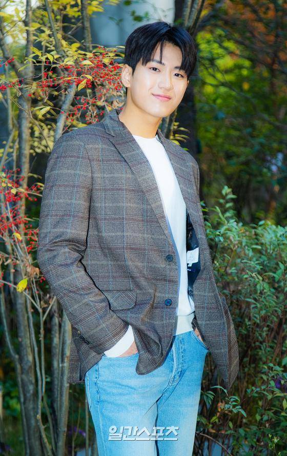 배우 김민철 4일 오후 서울 마포구 상암동 중앙일보 빌딩에서 열리는 일간스포츠와의 인터뷰전 포토타임을 갖고 있다. 김민철은 최근 종영한 tvN드라마 청춘기록에 출연하며 신인답지 않은 안정적인 연기력으로 시청자들의 눈을 사로잡았다. 박찬우 기자 park.chanwoo@jtbc.co.kr 2020.11.04