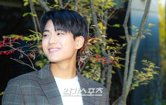 배우 김민철 4일 오후 서울 마포구 상암동 중앙일보 빌딩에서 열리는 일간스포츠와의 인터뷰전 포토타임을 갖고 있다. 김민철은 최근 종영한 tvN드라마 청춘기록에 출연하며 신인답지 않은 안정적인 연기력으로 시청자들의 눈을 사로잡았다. 박찬우 기자 park.chanwoo@jtbc.co.kr 2020.11.04