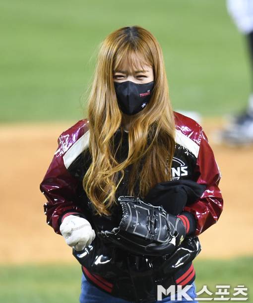 시구 기념구를 들고 싱글벙글 웃는 윤보미.