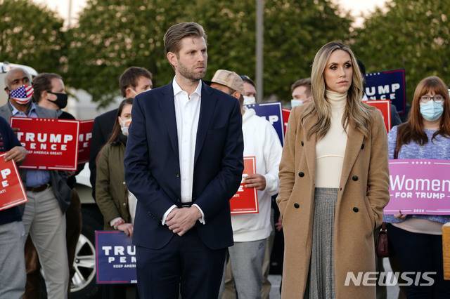 [필라델피아=AP/뉴시스] 4일(현지시간) 미국 펜실베이니아주 필라델피아에서 도널드 트럼프 대통령의 아들 에릭 트럼프와 아내 라라 트럼프가 트럼프 대통령의 변호사 루디 줄리아니가 펜실베이니아 개표 중단 소송 관련 기자회견을 하는 모습을 보고 있다. 2020.11.05.