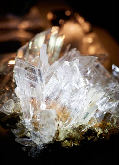 석고(Gypsum)  신체 일부를 고정할 때 사용하는 깁스(cast)의 소재로 쓰이는 광물. 세계적으로 유명한 멕시코 수정 동굴에서 나온 것이다.