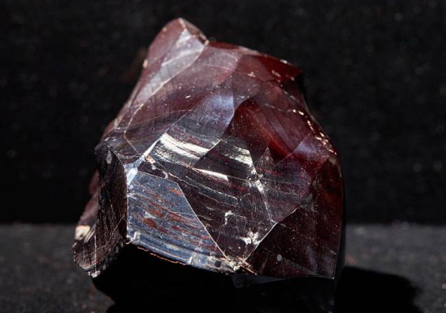 적철석(Hematite)  철을 만들 수 있는 실용적 광물. 광택이 아름다워 준보석으로 사용되기도 한다.